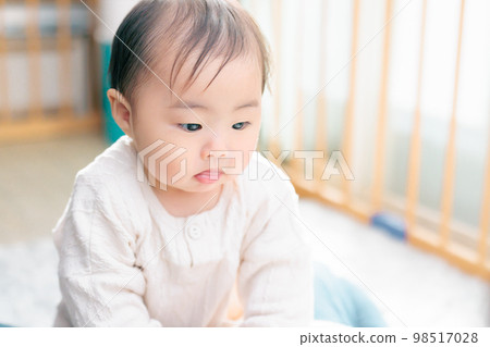 媽媽肚子上的寶寶 98517028