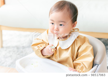 神神時代的嬰兒抓起嬰兒食品吃 98517063