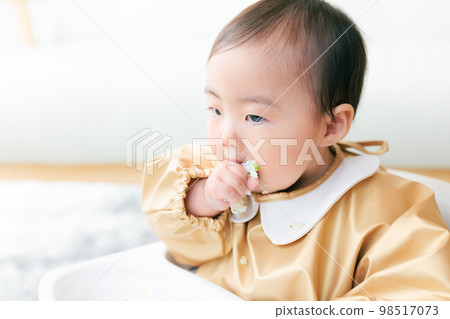 神神時代的嬰兒抓起嬰兒食品吃 98517073