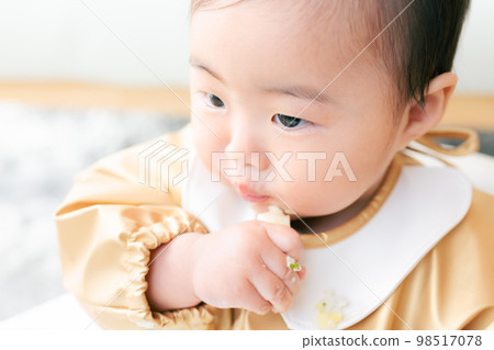神神時代的嬰兒抓起嬰兒食品吃 98517078
