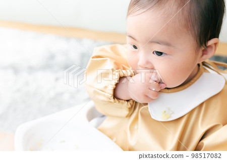 神神時代的嬰兒抓起嬰兒食品吃 98517082