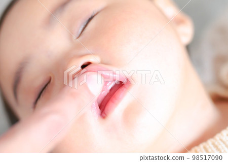 上門牙開始長的寶寶你好牙9個月 98517090