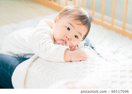 Parent-child interaction Baby staring at Parent-child interaction Baby staring at 98517096