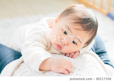 Parent-child interaction Baby staring at 98517100