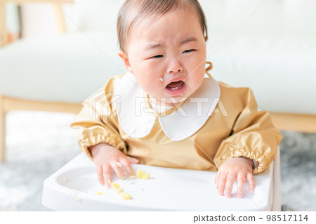 Baby crying deals while eating