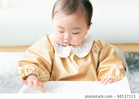 神神時代的嬰兒抓起嬰兒食品吃 98517115