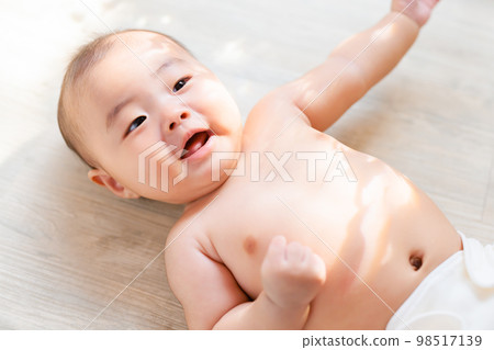 開心寶貝拍手拍腳一般動作 98517139