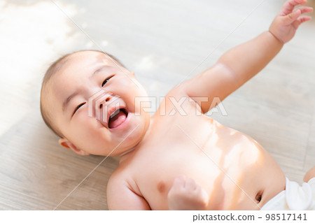 開心寶貝拍手拍腳一般動作 98517141