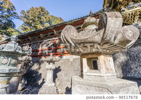 日光東照宮在陽光明媚的冬天石燈籠，栃木縣日光市 98517678