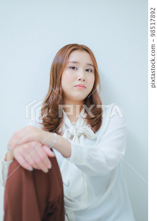 An ennui woman in a blouse looking at the camera 98517892