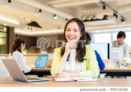 辦公室裡的年輕女工程師攝影合作:WEEK芝大門(Sun Frontier Fudousan) 辦公室裡的年輕女工程師攝影合作:WEEK芝大門(Sun Frontier Fudousan) 98518206