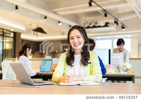 辦公室裡的年輕女工程師攝影合作:WEEK芝大門(Sun Frontier Fudousan) 辦公室裡的年輕女工程師攝影合作:WEEK芝大門(Sun Frontier Fudousan) 98518207