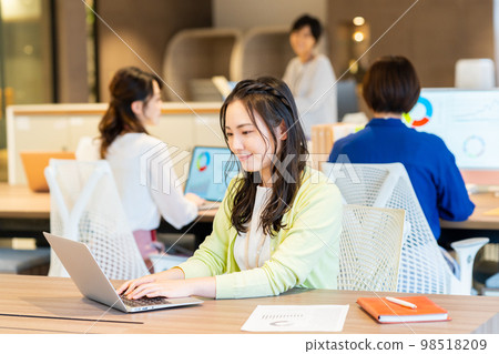 辦公室裡的年輕女工程師攝影合作:WEEK芝大門(Sun Frontier Fudousan) 辦公室裡的年輕女工程師攝影合作:WEEK芝大門(Sun Frontier Fudousan) 98518209