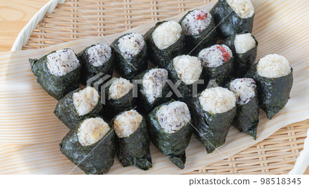 放在漏勺和竹樹上的飯糰圖片 98518345