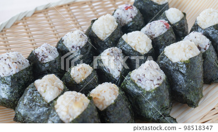 放在漏勺和竹樹上的飯糰圖片 98518347