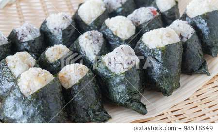 An image of onigiri placed on a colander and a bamboo tree 98518349