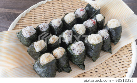 放在漏勺和竹樹上的飯糰圖片 98518355