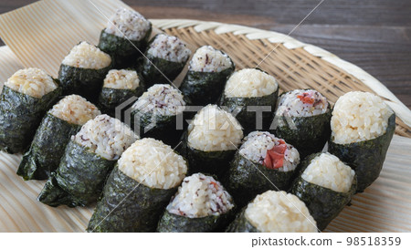 放在漏勺和竹樹上的飯糰圖片 98518359