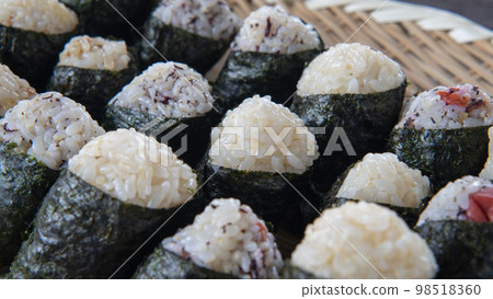 放在過濾器上的飯糰圖片 98518360