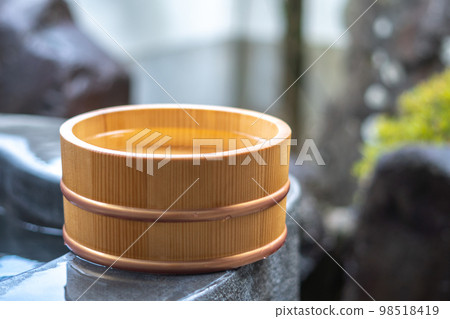 Bathtub and bath tub Japanese hot spring open-air bath Japanese style image Bathtub and bath tub Japanese hot spring open-air bath Japanese style image 98518419