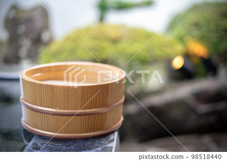 Bathtub and bath tub Japanese hot spring open-air bath Japanese style image Bathtub and bath tub Japanese hot spring open-air bath Japanese style image 98518440