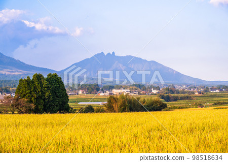 Forests rich in nature, abundant spring water, clear air Sunset rural scenery around Shirakawa Suigen Station (Minami Aso Village) Forests rich in nature, abundant spring water, clear air Sunset rural scenery around Shirakawa Suigen Station (Minami Aso Village) 98518634