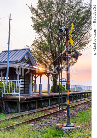 Miharashidai Station (sunset scenery) ``The station that became famous as the filming location for the giraffe afternoon tea commercial'' Tourist attraction Minamiaso Village 98519253