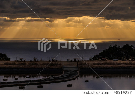 光的陣雨照亮了海中留下的光跡 98519257