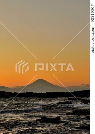 Miura Peninsula Evening view of Mt.Fuji from Jogashima in winter 98519307