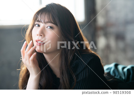 躺下和放鬆的時髦的少婦 98519308