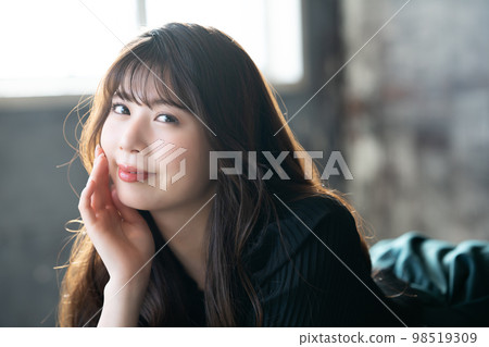 躺下和放鬆的時髦的少婦 98519309