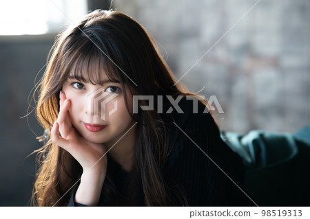 躺下和放鬆的時髦的少婦 98519313