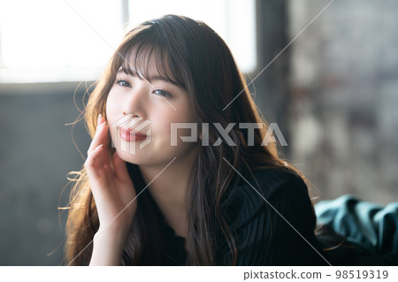 躺下和放鬆的時髦的少婦 98519319