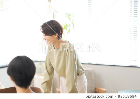開會的婦女 98519684