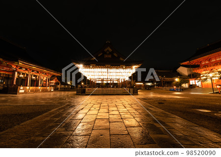 國寶八坂神社正殿、舞廳、南塔門在黎明前被雨打濕 98520090