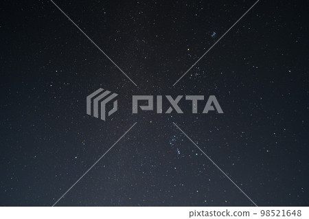 從日本的平原看冬天的獵戶座和斯巴魯等星空 從日本的平原看冬天的獵戶座和斯巴魯等星空 98521648