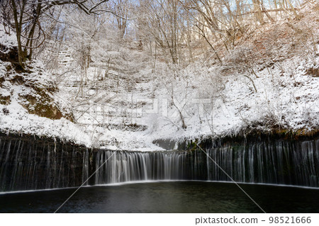 冬天的輕井澤、白絲瀑布的流水和雪景(長野縣) 冬天的輕井澤、白絲瀑布的流水和雪景(長野縣) 98521666