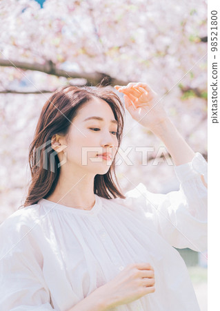 櫻花和一個年輕女子 櫻花和一個年輕女子 98521800