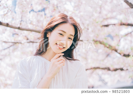 櫻花和一個年輕女子 98521803