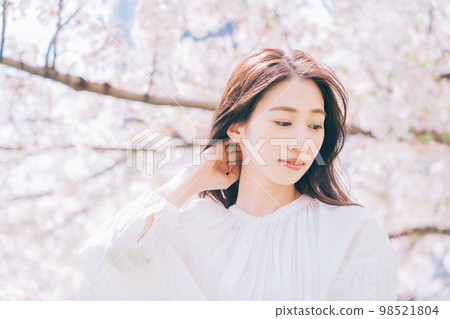 櫻花和一個年輕女子 98521804
