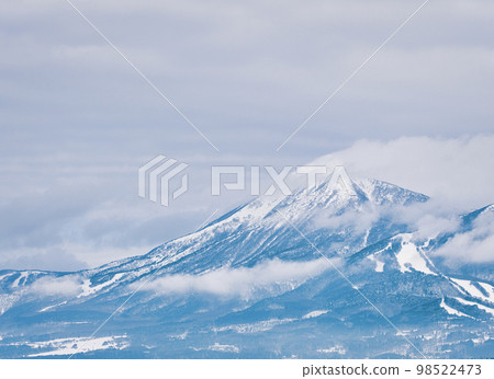 Distant view of winter mountains (Mt. Bandai, Aizu, Fukushima Prefecture) 98522473