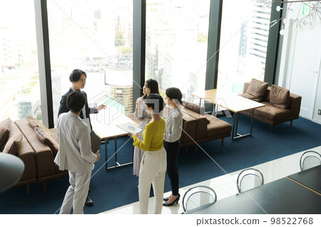 Businesspeople who talk to chat 98522768