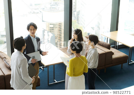 Businesspeople who talk to chat 98522771