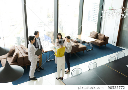 Businesspeople who talk to chat 98522772