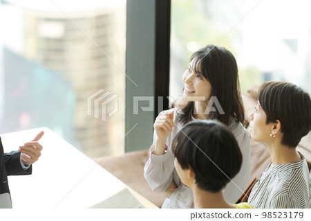 Businesspeople who talk to chat 98523179