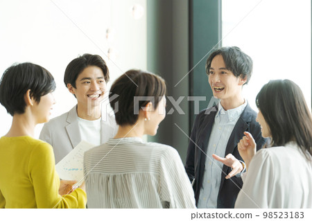 Businesspeople who talk to chat 98523183