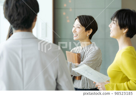 Businesspeople who talk to chat 98523185