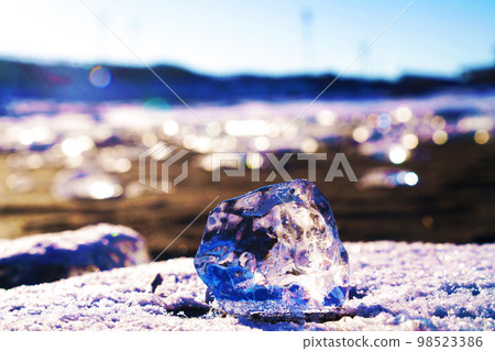 冰塊被沖上海灘，北海道 98523386