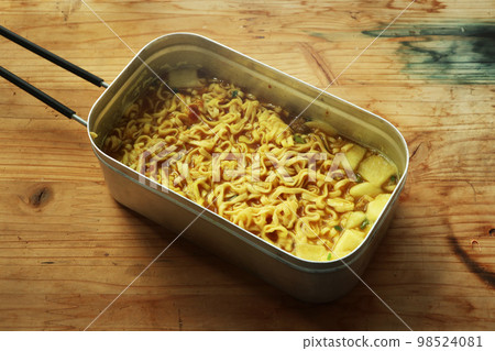 Chinese noodle dishes (ramen) outdoors 98524081