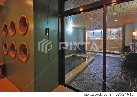 從溫泉旅館大浴場更衣室看浴室 98524616